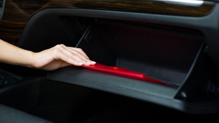 Aviso urgente de la DGT: los 3 documentos que siempre debes llevar en el coche