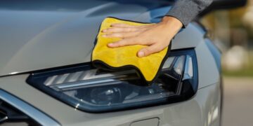 Truco para la ITV: deja los faros de tu coche como el primer día gracias a estos dos ingredientes de cocina.