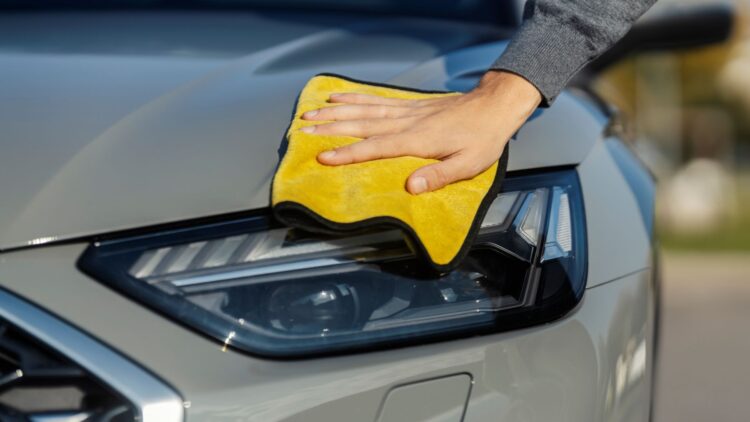 Truco para la ITV: deja los faros de tu coche como el primer día gracias a estos dos ingredientes de cocina.