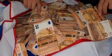 Compra un lote de cosas en subasta y se vuelve millonario: esto es lo que encontró en el interior.