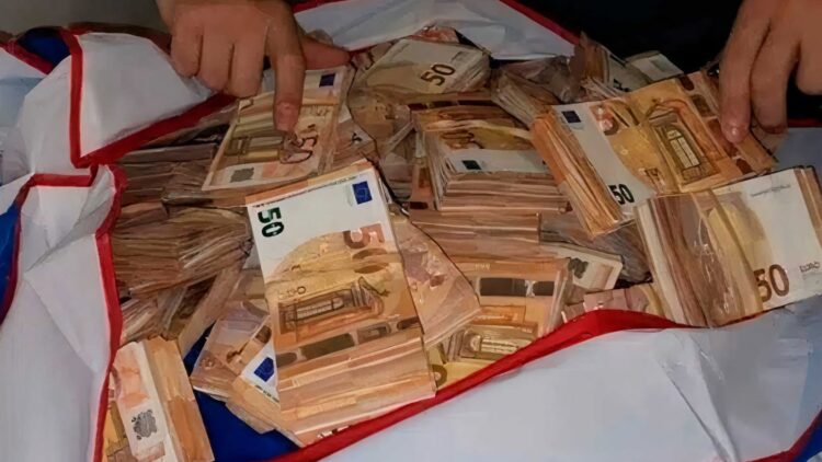 Compra un lote de cosas en subasta y se vuelve millonario: esto es lo que encontró en el interior 1 Compra un lote de cosas en subasta y se vuelve millonario: esto es lo que encontró en el interior.