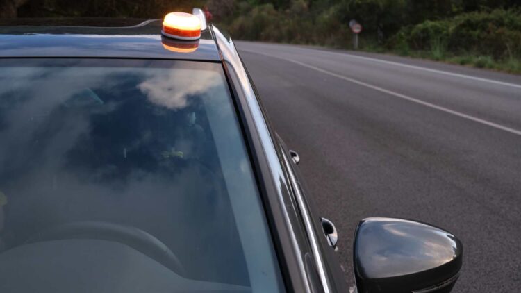La DGT no obligará a llevar las reglamentarias luces V16