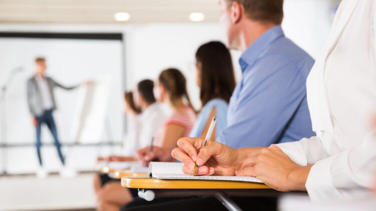 Oficial SEPE: hasta 600 euros de ayuda para realizar cursos de formación si cumples estos requisitos.