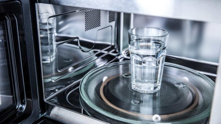 Lo que nadie te contó: Calentar líquidos en el microondas puede ser más peligroso de lo que imaginas