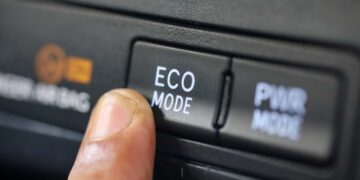 Adiós al gasto extra en combustible: este es el botón del coche que muchos activan sin saber cómo funciona realmente