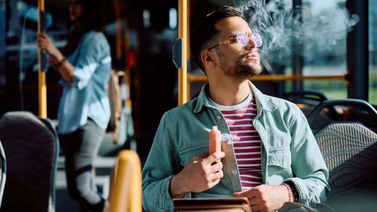 Vapear es más caro por orden del Gobierno: un nuevo impuesto sube el precio de los cigarrillos electrónicos