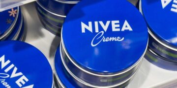 Confirmado: esto es lo que opinan los dermatólogos sobre la clásica crema Nivea de lata azul