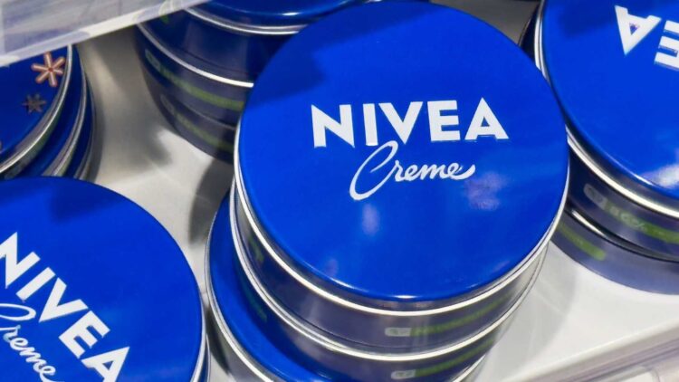 Confirmado: esto es lo que opinan los dermatólogos sobre la clásica crema Nivea de lata azul
