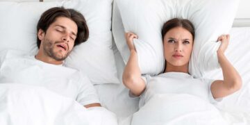 Adiós a la cucharita: un doctor anima a que las parejas duerman en camas separadas basándose en estos criterios