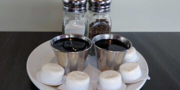 Es oficial: la Unión Europea obligará a hoteles y restaurantes a eliminar este tipo de envases en 2026