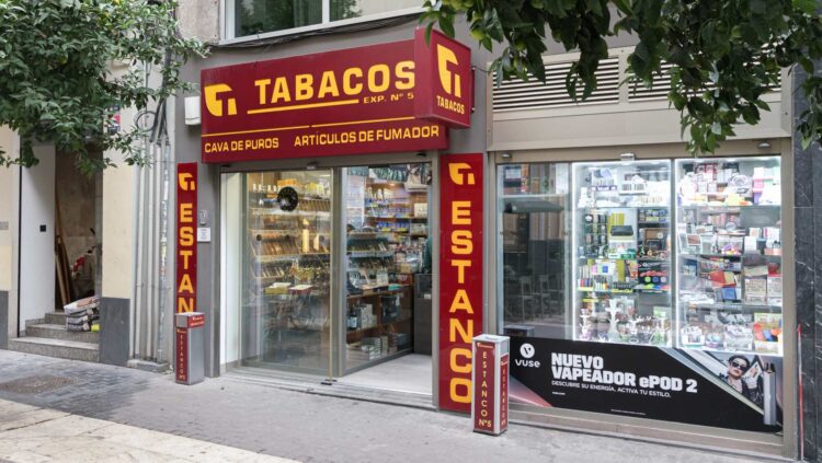 El dueño de un estanco lo confirma: facturar un millón de euros al año se traduce solamente en estos beneficios 1 Poner un estanco