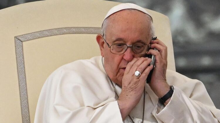 "Soy Francisco y no es broma": así sorprendía el Papa a los fieles, desde el enfermo hasta al quiosquero 1 "Soy Francisco y no es broma": así sorprendía el Papa a los fieles, desde el enfermo hasta el quiosquero