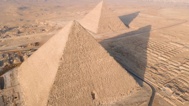 Ciudad bajo pirámide