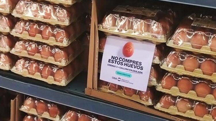 “No compres estos huevos”: los supermercados se están llenando de estos carteles y no es por una campaña publicitaria