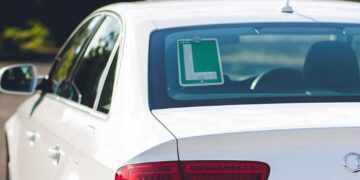 La DGT advierte que no basta con poner la “L”; descubre las obligaciones ocultas que todo conductor novel debe cumplir.