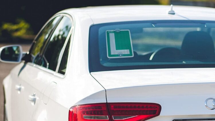 La DGT advierte que no basta con poner la “L”; descubre las obligaciones ocultas que todo conductor novel debe cumplir.
