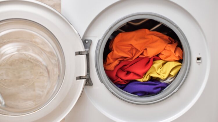 Adiós a las manchas: tu ropa saldrá de la lavadora como nueva gracias a este truco que usaba tu abuela