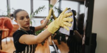 Ni rayones ni manchas: aprende a limpiar tu televisor y monitor con productos que ya tienes en casa