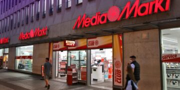 Ni lo pienses: MediaMarkt tira la casa por la ventana con esta oferta en esta televisión Samsung de 65 pulgadas