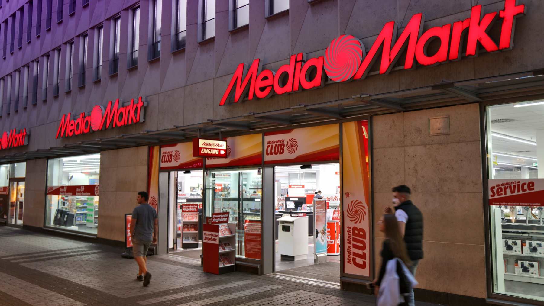 Ni lo pienses: MediaMarkt tira la casa por la ventana con esta oferta en esta televisión Samsung de 65 pulgadas