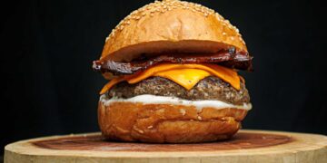 Adiós a las hamburguesas baratas: la carne de vacuno se dispara y amenaza con convertirlas en un lujo