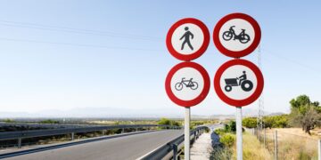 Es oficial: la DGT introduce una nueva señal de tráfico que alerta sobre la presencia de estos animales en las carreteras españolas