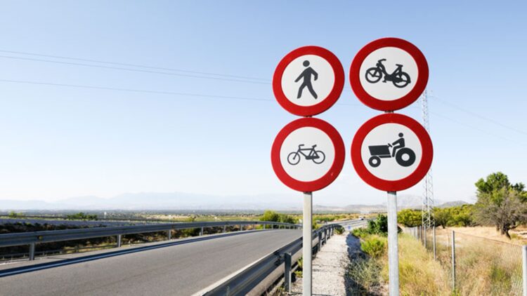 Es oficial: la DGT introduce una nueva señal de tráfico que alerta sobre la presencia de estos animales en las carreteras españolas 1 Es oficial: la DGT introduce una nueva señal de tráfico que alerta sobre la presencia de estos animales en las carreteras españolas