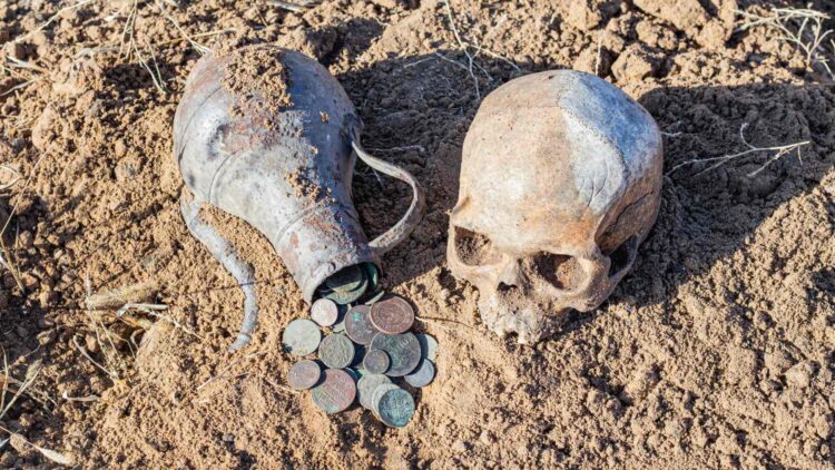 Un aficionado sale a pasear con un detector de metales y se encuentra un tesoro vikingo de gran valor 1 Un aficionado sale a pasear con un detector de metales y se encuentra un tesoro vikingo de gran valor