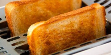 Ni tostado ni procesado: una experta desvela cuál es la mejor forma de comer pan en el desayuno