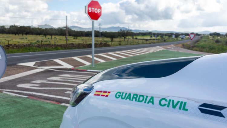 La DGT lo confirma: si adelantas a la Guardia Civil, pueden darte el alto y multarte en estos casos 1 Si adelantas a la Guardia Civil, pueden darte el alto