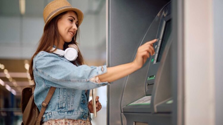 Es oficial: los cajeros automáticos dejarán de ser tal y como los conocemos por orden de la Unión Europea 1 Los cajeros automáticos dejarán de ser tal y como los conocemos