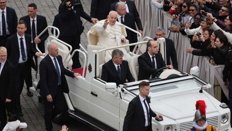 El sorprendente destino que encargó Francisco que tuviera su papamóvil
