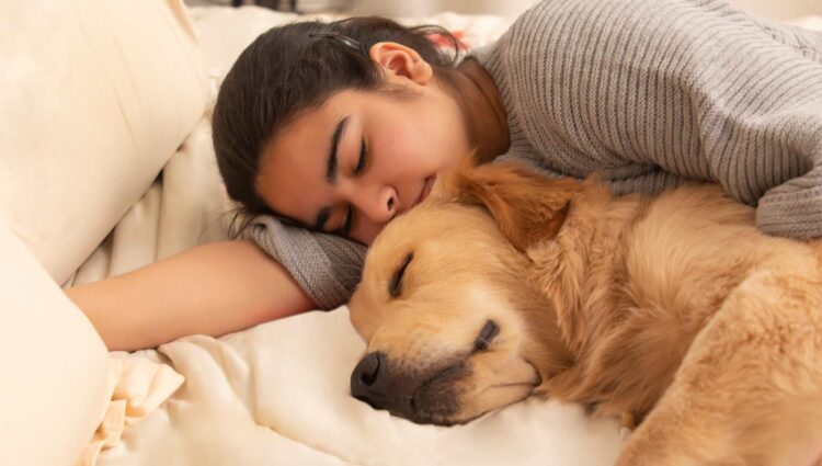 Las personas que duermen con su mascota