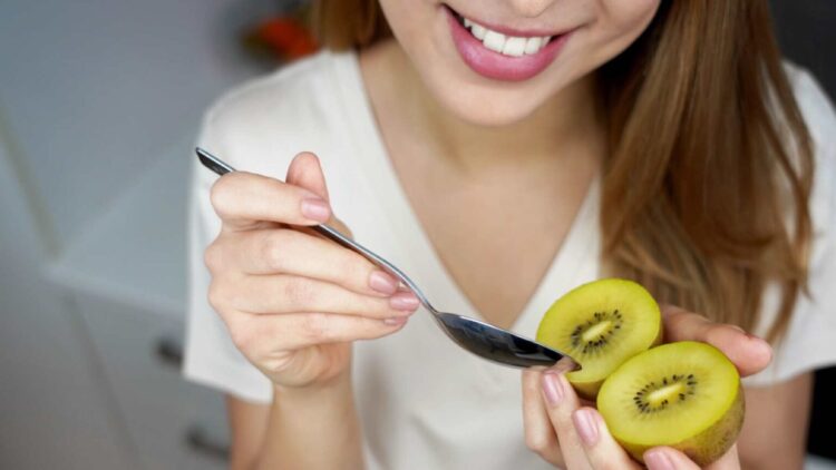 Un cardiólogo revela cuál es la fruta que te ayudará a dormirte