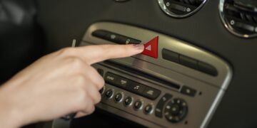 La DGT te va a quitar dinero si haces esto con los intermitentes