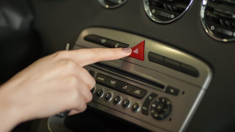 La DGT te va a quitar dinero si haces esto con los intermitentes