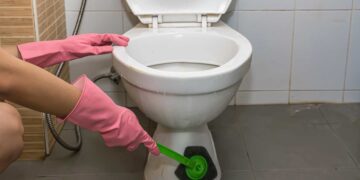El infalible truco de la abuela para eliminar el sarro de cualquier esquina del baño