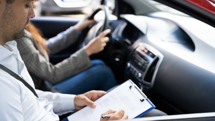 Los nervios le juegan una mala pasada antes del examen de conducir