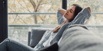 Adiós a la siesta: el error que muchos cometen en el sofá