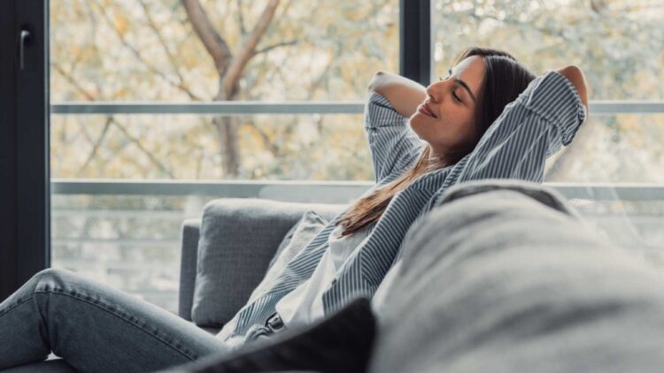 Adiós a la siesta: el error que muchos cometen en el sofá