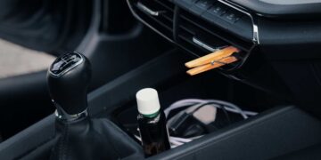 Una simple pinza en el salpicadero del coche