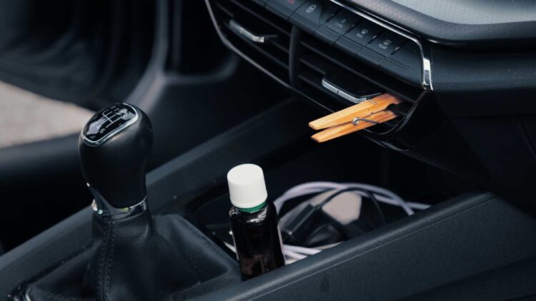 Confirmado: así mejorará una simple pinza en el salpicadero del coche tu experiencia al volante 1 Una simple pinza en el salpicadero del coche