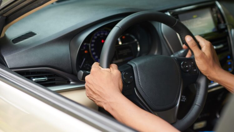 Acude a un examen de conducir al volante de su propio vehículo, sorprende a la Guardia Civil y ahora se expone a estas sanciones 1 Acude a un examen de conducir al volante de su propio vehículo