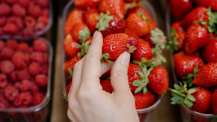 Despedida por ‘picar entre horas’: se come unas fresas de Alcampo