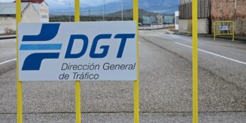 La DGT prueba una nueva etiqueta roja para estos coches
