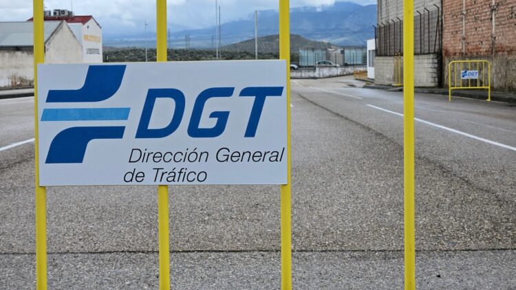 Es oficial: la DGT prueba una nueva etiqueta roja para estos coches y así podría afectar a tu conducción 1 La DGT prueba una nueva etiqueta roja para estos coches
