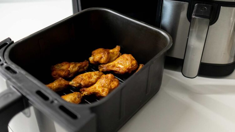 Colas en LIDL: cocinarás para toda la familia en esta freidora de aire que cuesta menos de 100 euros y está arrasando 1 Colas en LIDL: cocinarás para toda la familia