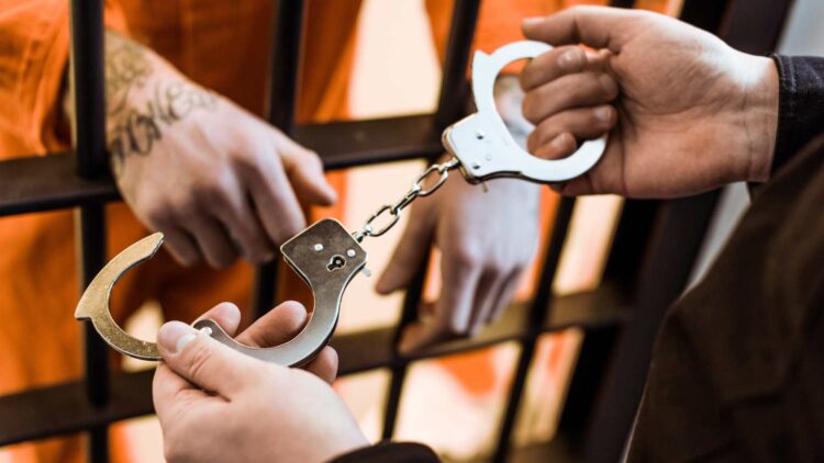 Un funcionario de prisiones es castigado después de hablar de su trabajo