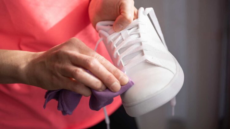 Ni lavadora ni productos caros: puedes dejar tus deportivas impecables con este truco que utilizaba tu abuela 1 Puedes dejar tus deportivas impecables con este truco