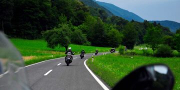 Salen a pasear en moto, son perseguidos por el helicóptero del Seprona